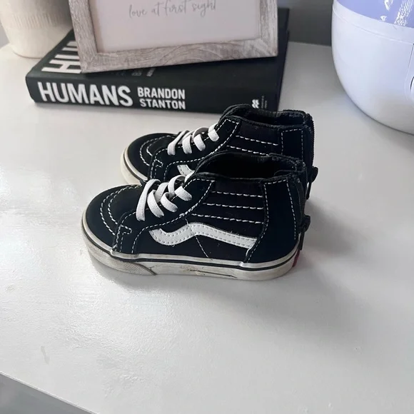 Assorted toddler size 6 shoes - Picture 4 of 8